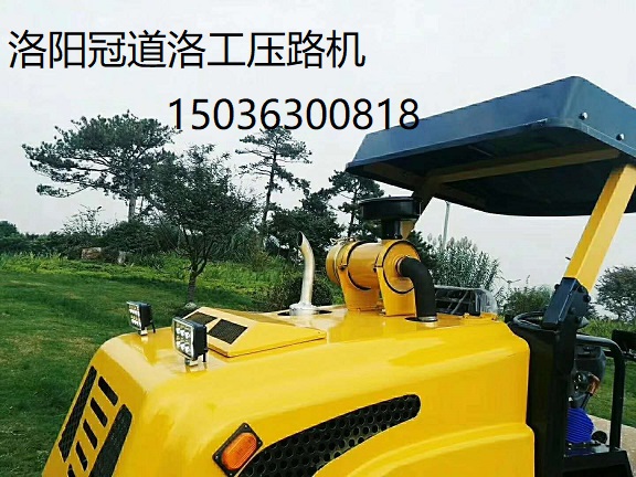 洛工4吨压路机.jpg 4吨压路机